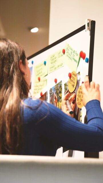 Der Ideen.Kreisel in der Duderstädter Stadtwerkstatt war ein voller Erfolg 🎉

Über 100 Duderstädterinnen und Duderstädter haben teilgenommen 👥. Der Abend begann mit einem Vortrag von Bürgermeister Thorsten Feike zum aktuellen Stand der Landesgartenschau 2030 und endete in einem großen Ideenaustausch. 🌳🏞️ 💡🤝 

Wir konnten mega viel Input sammeln. ✍️✨ Ein herzliches Dankeschön an alle, die sich beteiligt haben! 🙏

Noch bis zum 30. November 2025 können alle Duderstädterinnen und Duderstädter ihre Ideen besteuern. 🗓️💬 Am besten über unser Kontaktformular auf www.laga-duderstadt.de

Danach werden wir alle Vorschläge an die Planungsbüros weitergeben. 🏢📝 

#IdeenKreisel #Duderstadt #Landesgartenschau2030 #Bürgerbeteiligung