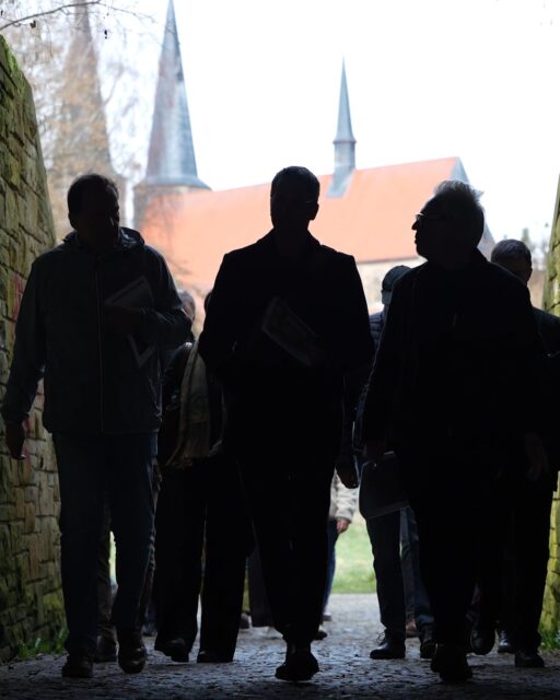 Es tut sich gerade einiges rund um die Landesgartenschau 2030 in Duderstadt: Rund 20 Expertinnen und Experten aus ganz Deutschland – das Preisgericht für unseren großen Planungswettbewerb – waren bei uns zu Gast.
Was wurde gemacht?
Gemeinsam mit Bürgermeister Thorsten Feike, der Verwaltung und der Politik ging es quer durch Duderstadt. Von den historischen Wallanlagen über den Stadtpark bis hin zum LNS-Gelände. Ziel war es, der Jury zu zeigen, welches Potenzial in unserer Stadt steckt. ✨
Und das Fazit von Bürgermeister Thorsten Feike:
„Wir haben von absoluten Branchen-Experten viel Lob für unsere Pläne erhalten! Das ist eine tolle Bestätigung für die bisherige Arbeit.“
Wie geht es nun konkret weiter?
1️⃣ April 2026: Der freiraumplanerische Realisierungswettbewerb wird offiziell ausgeschrieben.
2️⃣ Sommer 2026: Planungsbüros entwickeln innovative Ideen für unsere Innenstadt und Grünflächen.
3️⃣ September 2026: Das Preisgericht kürt den Siegerentwurf!
Wir suchen den besten Partner, um Duderstadt für 2030 (und darüber hinaus!) noch schöner, grüner und attraktiver zu machen. 🌸🚀
#Duderstadt #LGS2030 #Landesgartenschau #Stadtentwicklung #Zukunft #Eichsfeld #Niedersachsen #Landschaftsarchitektur #TeamDuderstadt