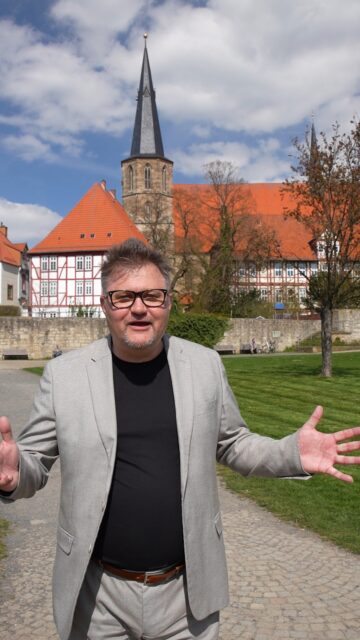 🌿 Der nächste Meilenstein für die LAGA 2030 ist erreicht 🌿 

Heute ist der europaweite Ideen- und Realisierungswettbewerb für die Landesgartenschau 2030 in Duderstadt offiziell gestartet. 

Gesucht werden innovative Konzepte für
🌳 dauerhaft entstehende Freiräume in unserer Stadt
🌸 sowie für die Ausstellungselemente unserer Landesgartenschau. 

Was genau bedeutet das?
Duderstadts Bürgermeister Thorsten Feike erklärt's euch in rund 50 Sekunden im Video. ▶️ 

Alles Details zum Wettbewerb finden sich auf:
www.laga-duderstadt.de 

#LAGA2030 #Duderstadt #Landesgartenschau #Stadtentwicklung