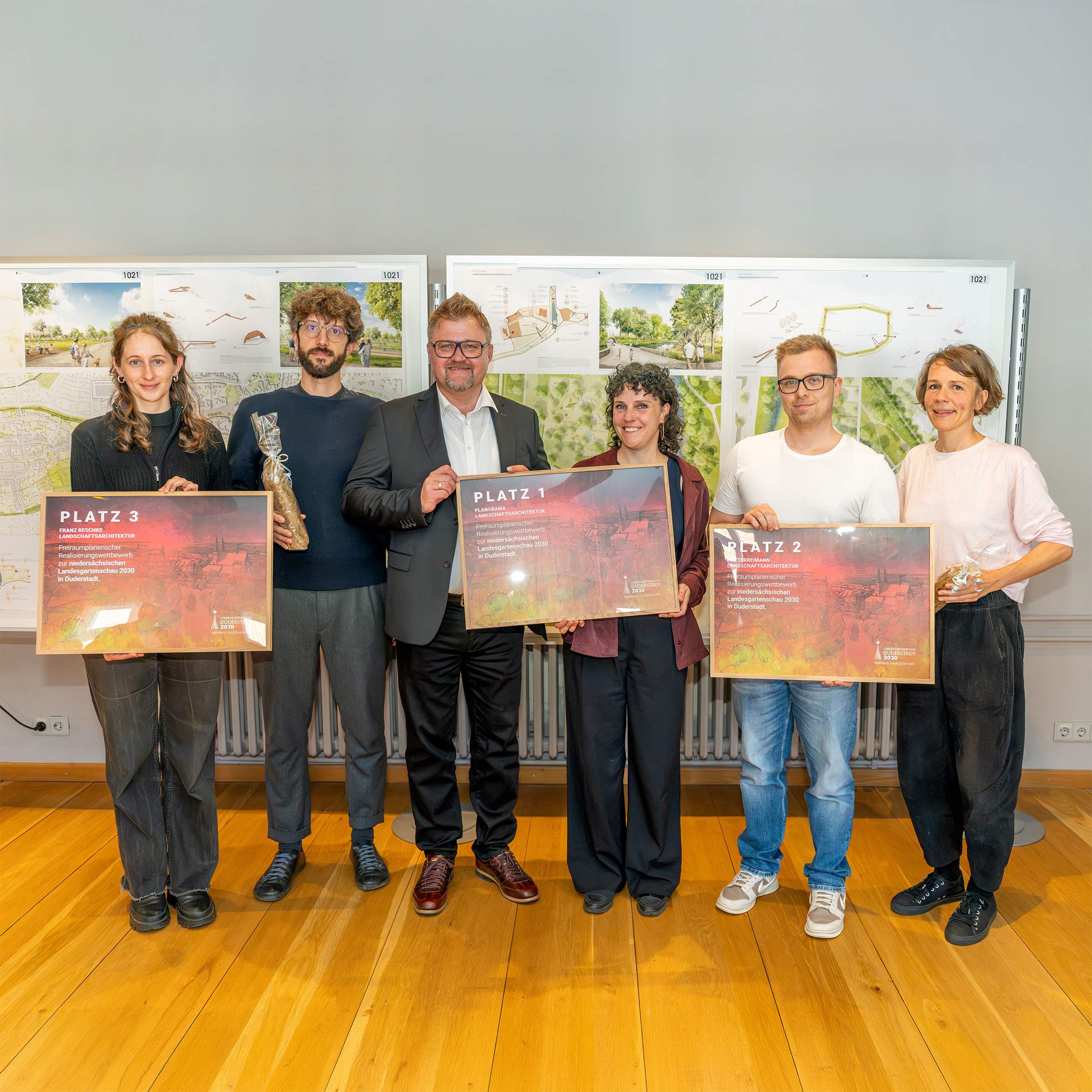 🍎🍐 Apfel- und Birnenmarkt trifft LAGA 2030!
Wie könnte Duderstadts grünes Herz künftig aussehen? Der Sieger des Planungswettbewerbs für die Landesgartenschau 2030 steht fest.
Den ersten Preis erhielt @planorama_la aus Berlin. Der Siegerentwurf verbindet die historisch gewachsenen Grünräume Duderstadts zu einer zusammenhängenden Parklandschaft und eröffnet neue Perspektiven für den Stadtpark, die Wallanlage und angrenzende Bereiche.
Auf den zweiten Platz wählte die Jury @hutterreimann, den dritten Preis erhielt @frl_landschaftsarchitektur – beide ebenfalls aus Berlin.
Beim Apfel- und Birnenmarkt am 10. und 11. Oktober könnt ihr die ausgezeichneten Entwürfe in der Stadtwerkstatt, Marktstraße 36, entdecken:
📅 Samstag und Sonntag, jeweils von 12 bis 17 Uhr
👉 Verbindet euren Marktbesuch mit einem Abstecher in die Stadtwerkstatt und werft einen Blick auf Duderstadts Zukunft!
Kommt vorbei – wir freuen uns auf euch! 🌿
#Duderstadt #ApfelUndBirnenmarkt #LAGA2030 #Landesgartenschau #DenkmalZukunft #Stadtentwicklung #Eichsfeld